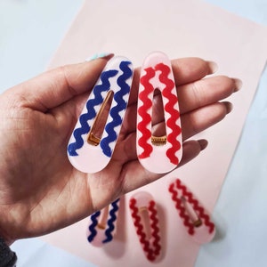 Handmade resin hair clip. Pink ric rac pattern