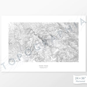 K&ouml;nnte beinhalten: Ein topografischer Kartenabdruck von Pikes Peak, Colorado, in Schwarzwei&szlig;. Der Druck zeigt die H&ouml;henlinien des Berges. Der Text "Pikes Peak" ist unten auf der Karte zusammen mit den Breiten- und L&auml;ngengradkoordinaten und der H&ouml;he aufgedruckt. Der Druck ist 61 cm x 91 cm gro&szlig; und liegt horizontal.