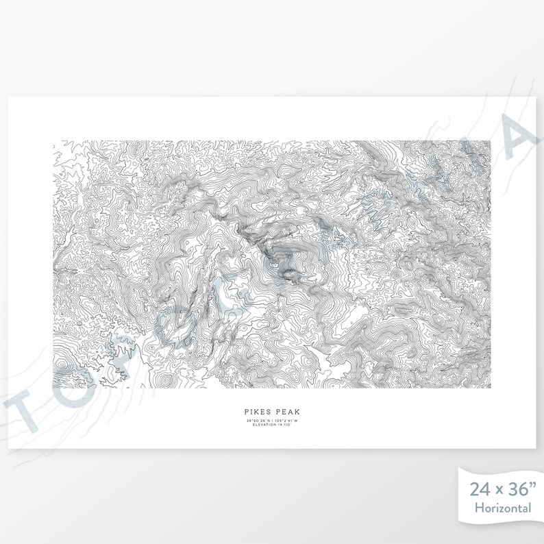 K&ouml;nnte beinhalten: Ein topografischer Kartenabdruck von Pikes Peak, Colorado, in Schwarzwei&szlig;. Der Druck zeigt die H&ouml;henlinien des Berges. Der Text "Pikes Peak" ist unten auf der Karte zusammen mit den Breiten- und L&auml;ngengradkoordinaten und der H&ouml;he aufgedruckt. Der Druck ist 61 cm x 91 cm gro&szlig; und liegt horizontal.