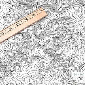 以下が含まれることがあります： 黒と白の地形図のパターンで、上に定規が置かれています。定規は13インチから18インチまでインチでマークされています。地図のパターンは24 x 36インチです。