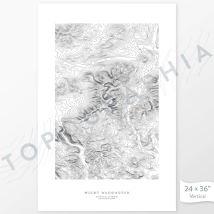 Pu&ograve; includere: Una stampa di mappa topografica in bianco e nero del Monte Washington, una montagna nel New Hampshire, USA. La stampa misura 24 pollici per 36 pollici ed &egrave; verticale. Il testo "MOUNT WASHINGTON" &egrave; in fondo alla stampa, insieme alle coordinate di latitudine e longitudine e all'altitudine della montagna.