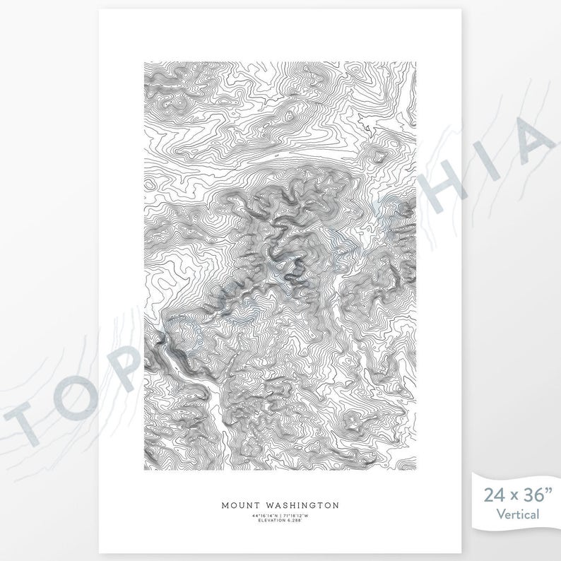 Pu&ograve; includere: Una stampa di mappa topografica in bianco e nero del Monte Washington, una montagna nel New Hampshire, USA. La stampa misura 24 pollici per 36 pollici ed &egrave; verticale. Il testo "MOUNT WASHINGTON" &egrave; in fondo alla stampa, insieme alle coordinate di latitudine e longitudine e all'altitudine della montagna.
