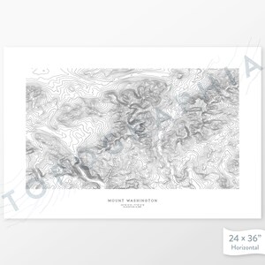 以下が含まれることがあります： ニューハンプシャー州にあるマウント・ワシントン山の地形図プリント。下部に「マウント・ワシントン」と「標高6,288フィート」の文字が書かれている。プリントは横向きで、サイズは24インチ&times;36インチです。