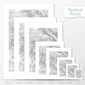K&ouml;nnte beinhalten: Ein Satz von acht Schwarzwei&szlig;-Topografiekarten in verschiedenen Gr&ouml;&szlig;en, von 71 x 107 cm bis 13 x 18 cm. Die Karten sind auf wei&szlig;em Papier gedruckt und haben ein sauberes, modernes Aussehen.