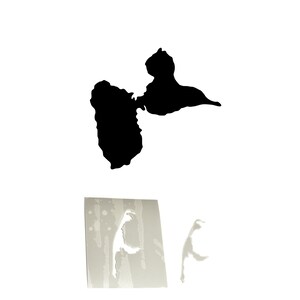 Könnte beinhalten: Schwarze Silhouette eines Sees mit zwei Inseln. Die Inseln sind durch einen schmalen Landstreifen verbunden. Die Silhouette befindet sich auf weißem Hintergrund.