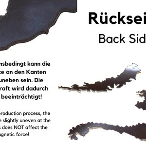 Puede incluir: Una imagen en blanco y negro que muestra la parte posterior de un producto magn&eacute;tico. El texto "R&uuml;ckseite" y "Back Side" se muestra en letras blancas en negrita. El texto "Produktionsbedingt kann die R&uuml;ckseite an den Kanten etwas uneben sein. Die Magnetkraft wird dadurch NICHT beeintr&auml;chtigt!" se muestra en texto negro. El texto "Due to the production process, the back may be slightly uneven at the edges. This does NOT affect the magnetic force!" se muestra en texto negro.