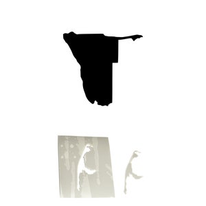 Könnte beinhalten: Eine schwarze Silhouette des Landes Namibia. Die Karte ist auf weißem Hintergrund isoliert.
