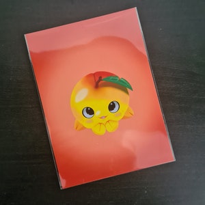 Niedliche Kunstpostkarte, Kawaii-Dekoration, Fantasy-Kreatur, Charakter, bezaubernder Pfirsich, Geschenk, Cottagecore-Frucht