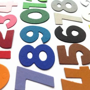 Numéros découpés à l'emporte-pièce, découpes en papier cartonné pour l'artisanat et le scrapbooking, formes de numéros en papier cartonné, paquet de 30 chiffres en papier cartonné 0-9