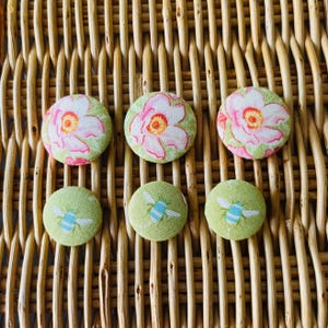 Floral Buttons, Tilda Fabric Covered Buttons, Flowers and Bees Green Buttons, Size 29 and 22mm, Set of 6