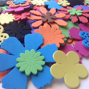 Zelfklevende bloemen, set van 50 verschillende EVA foam flower die cuts voor het maken van kaarten, scrapbooking, kids crafts & decoraties