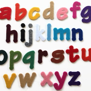 Alfabeto descascado e colado, letras de 2 polegadas de feltro adesivo, letras minúsculas pegajosas de A a Z cortadas para artesanato e aprendizagem, cola na carta