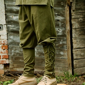 D'inspiration médiévale / viking, pantalon 100 % coton lavé avec poches latérales, taille élastique et lacets aux mollets vert mousse taille S/M/L image 5