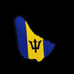 Könnte beinhalten: Gestickter Aufnäher in Form von Barbados mit der Nationalflagge. Das Design umfasst ein blau-gelbes Farbschema mit einem schwarzen Dreizack-Symbol auf schwarzem Hintergrund.