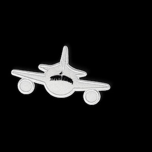 Puede incluir: Un parche bordado blanco con forma de avión con un bigote negro. El parche tiene un diseño detallado con una apariencia texturizada. El avión tiene dos ruedas y una nariz puntiaguda. El fondo es negro.