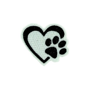 Op de afbeelding: Zwart-witte geborduurde patch van een pootprint in een hart.