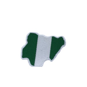 Könnte beinhalten: Ein gestickter Aufnäher in Form der Umrisse Nigerias in den Farben Grün, Weiß und Grün.