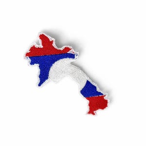 Op de afbeelding: Geborduurde patch in de vorm van Laos, met de kleuren van de nationale vlag: rood, blauw en wit. De patch heeft een witte rand en is geplaatst tegen een witte achtergrond. Ideaal voor reisliefhebbers en geïnteresseerden in aardrijkskunde.