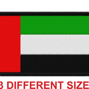Op de afbeelding: Een geborduurde patch van de vlag van de Verenigde Arabische Emiraten. De vlag is groen, wit en zwart met een rode verticale streep aan de hijskant. De patch heeft een zwarte rand.
