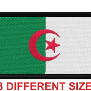 Op de afbeelding: Een geborduurde patch met de vlag van Algerije. De vlag is groen, wit en rood met een witte halve maan en een rode vijfpuntige ster in het midden.