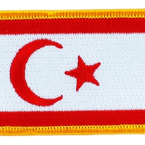 Op de afbeelding: Een geborduurde rode en witte patch met een rode halve maan en ster op een witte achtergrond. De patch heeft een gele rand.