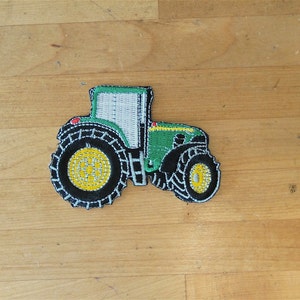 Peut inclure: Patch thermocollant de tracteur vert et noir avec des roues jaunes.