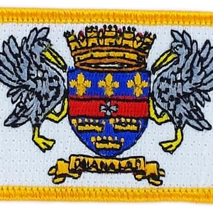 Può includere: Toppa ricamata raffigurante lo stemma di Saint-Barthélemy. Il disegno comprende uno scudo con gigli, una corona e due uccelli. La toppa ha uno sfondo bianco con un bordo giallo e il testo "QUANALA".