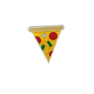 Puede incluir: Una rebanada de pizza bordada de color amarillo con pepperoni rojo, pimientos verdes y un champiñón blanco.