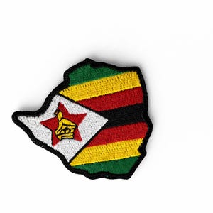 Puede incluir: Parche bordado con la forma de Zimbabue, con los colores de la bandera nacional: verde, amarillo, rojo y negro. El triángulo blanco muestra una estrella roja y el pájaro de Zimbabue. El parche tiene un borde negro.