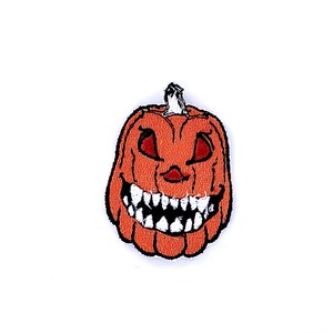 Puede incluir: Parche bordado de calabaza naranja con una sonrisa amenazante, ojos rojos y un tallo blanco. El parche con temática de Halloween presenta un diseño detallado con contornos negros, ideal para agregar un toque espeluznante a la ropa o accesorios.