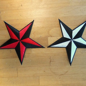 以下が含まれることがあります： 赤い星と白の星、2つの刺繍された航海用星のワッペン