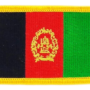 Può includere: Una toppa ricamata nera, rossa e verde con un bordo dorato. La toppa presenta lo stemma nazionale dell'Afghanistan, che è un'aquila stilizzata con una corona sulla testa.