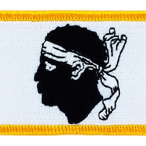 Peut inclure: Un écusson blanc avec une silhouette noire d'une tête portant un bandeau. L'écusson a une bordure jaune.