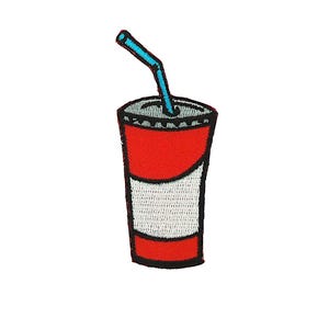 Puede incluir: Parche bordado de un vaso de refresco rojo con una pajita azul. La taza tiene una franja blanca y un contorno negro. La pajita está doblada e inclinada hacia la izquierda.