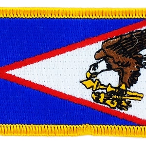 Könnte beinhalten: Ein gestickter Aufnäher in Blau, Weiß und Rot mit gelbem Rand. Der Aufnäher zeigt ein weißes Dreieck mit rotem Rand und einen braunen Adler mit gelben Krallen, der einen roten und gelben Speer hält.