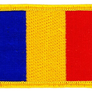 Könnte beinhalten: Ein blauer, gelber und roter gestickter Aufnäher mit gelbem Rand. Der Aufnäher ist eine Darstellung der rumänischen Flagge.