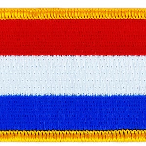 Könnte beinhalten: Ein gestickter Patch in Rot, Weiß und Blau mit goldfarbenem Rand. Der Patch zeigt die Farben der niederländischen Flagge.