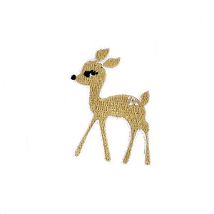 Könnte beinhalten: Ein gestickter Hirsch in Braun mit weißem Umriss und schwarzen Augen.