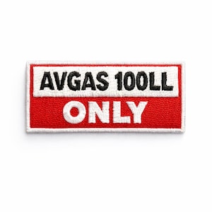 Puede incluir: Parche bordado rectangular con el texto "AVGAS 100LL ONLY". El parche tiene un fondo rojo con un borde blanco y un rectángulo blanco en la parte superior. El texto es en blanco y negro.