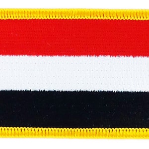 Könnte beinhalten: Ein rechteckiger gestickter Aufnäher mit der Flagge des Jemen. Die Flagge ist rot, weiß und schwarz mit einem gelben Rand.