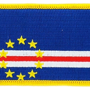 Puede incluir: Una bandera azul con un borde amarillo y diez estrellas amarillas. La bandera tiene una franja roja y blanca en el centro.