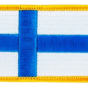 Könnte beinhalten: Gestickter Aufnäher mit der finnischen Flagge. Das Design zeigt ein blaues Kreuz auf weißem Grund mit einem goldenen Rand. Der rechteckige Aufnäher ist wahrscheinlich zum Aufnähen auf Kleidung oder Accessoires gedacht.