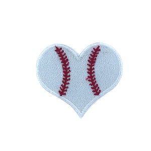 Peut inclure: Patch en forme de cœur en feutre blanc avec des coutures de baseball brodées en rouge.