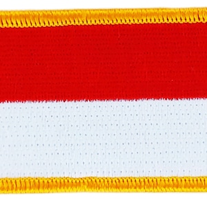 Op de afbeelding: Rechthoekige patch met de vlag van Indonesië. De bovenste helft is rood, de onderste helft is wit. De patch heeft een gouden geborduurde rand. Geschikt voor jassen, tassen of andere stoffen items.