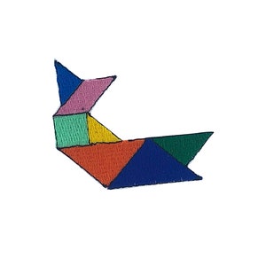Peut inclure: Un motif géométrique coloré composé de triangles en tissu dans des tons de bleu, vert, rose, orange et jaune. Le motif est disposé en forme de courbe.