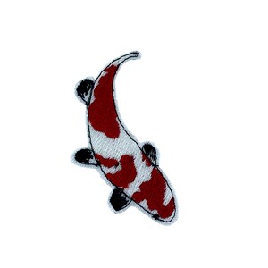 Può includere: Toppa ricamata con un pesce koi rosso e bianco. Il pesce nuota verso l'alto con la coda ricurva.