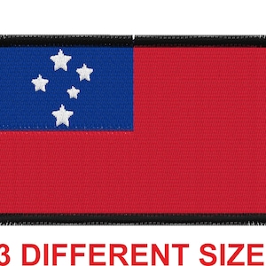 Könnte beinhalten: Ein rechteckiger gestickter Aufnäher mit der Flagge von Samoa. Die Flagge zeigt ein blaues Feld mit fünf weißen fünfzackigen Sternen und ein rotes Feld. Der Aufnäher hat einen schwarzen Rand.