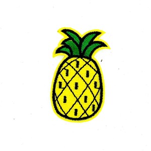 Pode incluir: Um patch de abacaxi amarelo com contorno preto e folhas verdes. O abacaxi tem um padrão de grade com pequenos retângulos pretos. O patch está em um fundo branco.