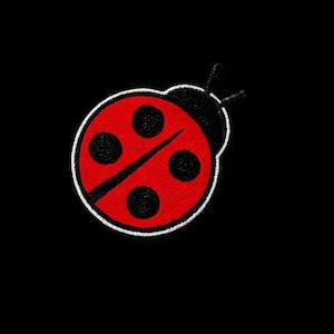 Op de afbeelding: Geborduurde lieveheersbeestjespatch met een rode body, zwarte stippen en een zwarte kop met antennes. Het lieveheersbeestje is wit omlijnd tegen een zwarte achtergrond. Geschikt voor kleding of accessoires.