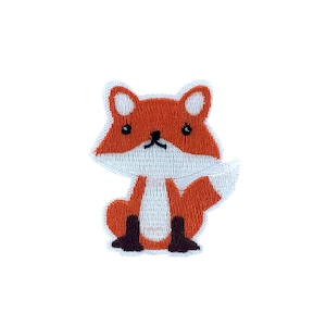 Op de afbeelding: Een schattige oranje vos met witte accenten die op een witte achtergrond zit. De vos heeft een witte buik en een witte staartpunt.